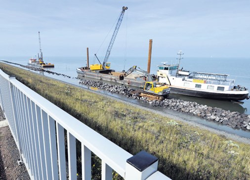 Met 100.000 ton basaltsteen wordt de stortberm van de Afsluitdijk weer op hoogte gebracht. 